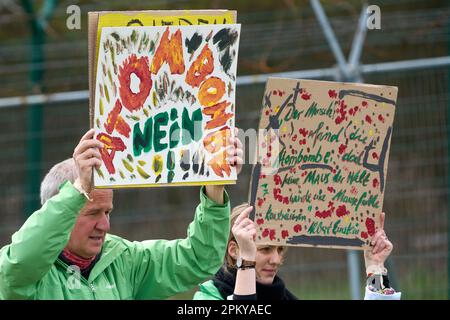 10 avril 2023, Rhénanie-Palatinat, Büchel : les participants à la marche de Pâques marchent à côté de la clôture de la base aérienne de la Bundeswehr. Toujours en 2023, sous l'impression de la guerre de la Russie contre l'Ukraine, de nombreuses marches de Pâques ont eu lieu dans toute l'Allemagne. Photo: Thomas Frey/dpa Banque D'Images