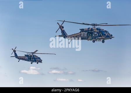 20 avril 2018: Exercice d'entraînement ou photo op? ÉTATS-UNIS Hélicoptères de l'armée MH-6M Little Bird et UH-60 Black Hawk; appareils de prise de vue de l'équipage, pas des canons. Banque D'Images