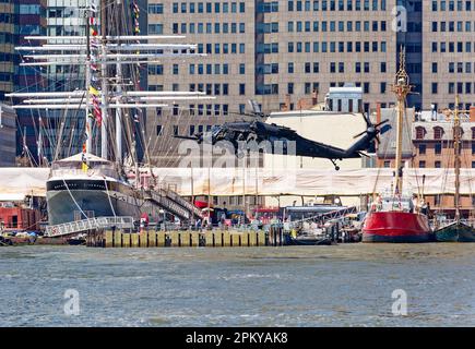 20 avril 2018: Exercice d'entraînement ou photo op? ÉTATS-UNIS Hélicoptères de l'armée MH-6M Little Bird et UH-60 Black Hawk; appareils de prise de vue de l'équipage, pas des canons. Banque D'Images