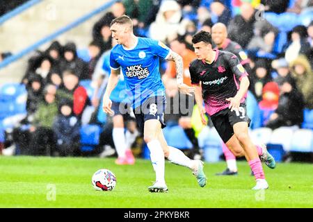 Jack Taylor (8 Peterborough United), défié par Sonny Cox (19 Exeter City) lors du match Sky Bet League 1 entre Cambridge United et Fleetwood Town au R Cotings Abbey Stadium, Cambridge, le vendredi 7th avril 2023. (Photo : Kevin Hodgson | ACTUALITÉS MI) crédit : ACTUALITÉS MI et sport /Actualités Alay Live Banque D'Images