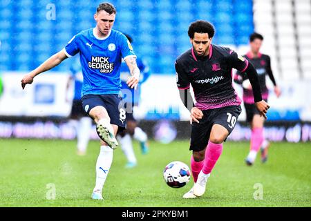 Jack Taylor (8 Peterborough United), défié par Sam Nombe (10 Exeter City) lors du match Sky Bet League 1 entre Cambridge United et Fleetwood Town au R Cotings Abbey Stadium, Cambridge, le vendredi 7th avril 2023. (Photo : Kevin Hodgson | ACTUALITÉS MI) crédit : ACTUALITÉS MI et sport /Actualités Alay Live Banque D'Images