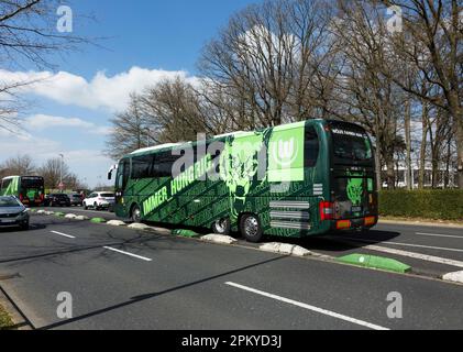 Sports, football, Bundesliga, 2022/2023, Borussia Moenchengladbach vs. VfL Wolfsburg 2-0, Stadium Borussia Park, team bus de Wolfsburg, DFL RÈGLEMENTS INTERDISENT TOUTE UTILISATION DE PHOTOGRAPHIES COMME SÉQUENCES D'IMAGES ET/OU QUASI-VIDÉO Banque D'Images