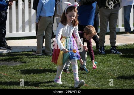 Washington, États-Unis. 10th avril 2023. Les enfants participent à la série annuelle d'oeufs de Pâques sur la pelouse sud à Washington, DC sur 10 avril 2023.Ê (photo d'Oliver Contreras/Sipa USA) crédit: SIPA USA/Alay Live News Banque D'Images