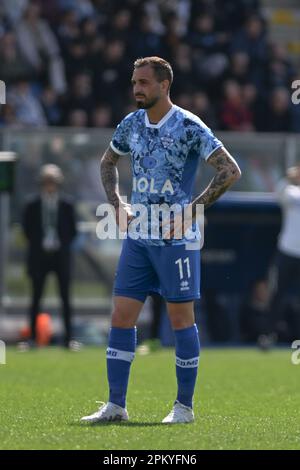 Côme, Italie. 10th avril 2023. Vittorio Parigini de Côme 1907 pendant le match de football italien série B entre Côme 1907 et Gênes CFC le 10 d'avril 2023 au stadio Giuseppe Senigallia à Côme, Italie. Photo Tiziano Ballabio crédit: Tiziano Ballabio/Alamy Live News Banque D'Images