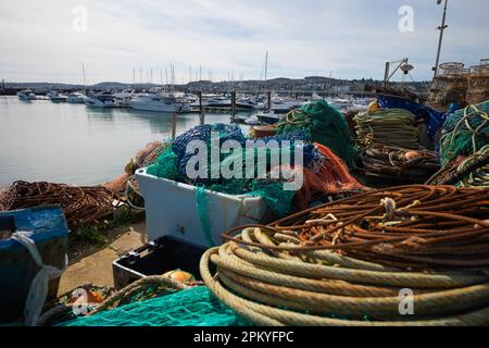 Équipement de pêche industrielle à l'embarcadère de Torquay lors d'une journée de printemps ensoleillée dans la région de Torbay, en Angleterre. Torquay, Devon, Royaume-Uni - 07.04.2023 Banque D'Images