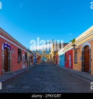 Antigua au lever du soleil avec le volcan Agua et l'arche de Santa Catalina, Guatemala. Banque D'Images