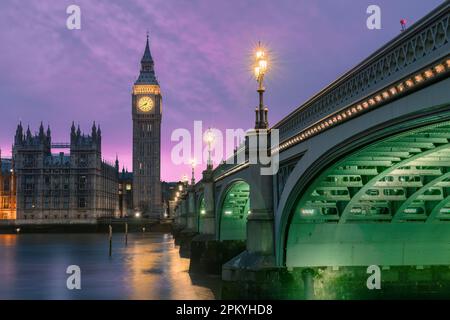 Le pont de Westminster relie Lambeth à Westminster, traversant la Tamise près du Parlement et de l'emblématique maison de la tour Queen Elizabeth Banque D'Images