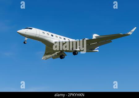 Gulfstream G-650 avec immatriculation N451CS montré quelques instants avant l'atterrissage à Hollywood Burbank Airport. Banque D'Images