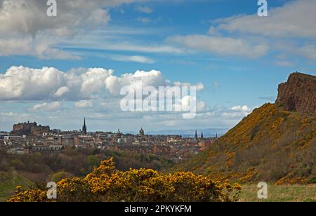 Holyrood Park, Édimbourg, Écosse, Royaume-Uni. 10 avril 2023. Nuageux après-midi lumineux avec une forte douche sur la ville dans l'après-midi, température autour de 13 degrés centigrades. Sur la photo : une vue du parc Holyrood vers le centre-ville avec des rochers Salisbury sur la droite et le château d'Édimbourg en arrière-plan. Banque D'Images