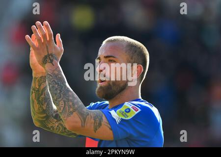 Londres, Royaume-Uni. 10th avril 2023.Alex Pattison, de Harrogate Town, applaudit les fans après le match de la Sky Bet League 2 entre Leyton Orient et Harrogate Town au Matchroom Stadium, Londres, le lundi 10th avril 2023. (Photo: Ivan Yordanov | ACTUALITÉS MI) Credit: ACTUALITÉS MI & Sport /Actualités Alay Live Banque D'Images