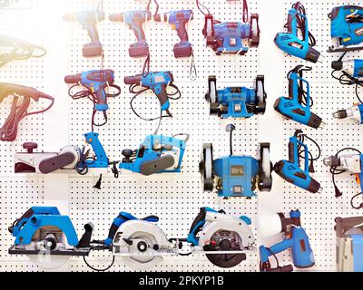 Perceuses et outils électriques sur les tablettes du magasin de quincaillerie Banque D'Images