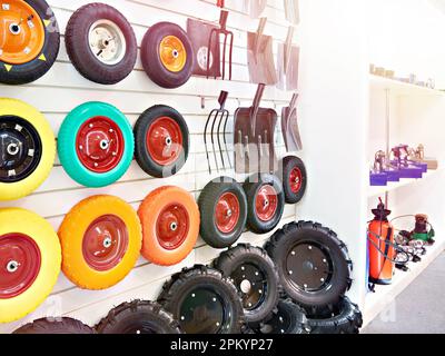 Les roues de secours des brouettes de jardin dans la boutique Banque D'Images