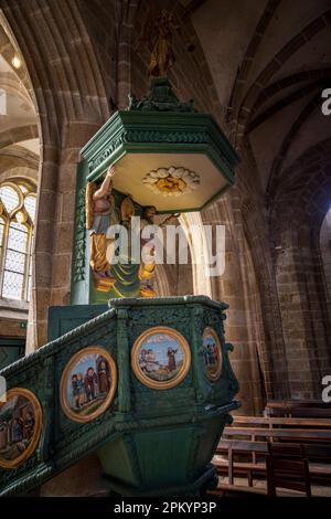 Le Polychrome Pulpit à l'église St Ronan à Locronan, Bretagne, France Banque D'Images