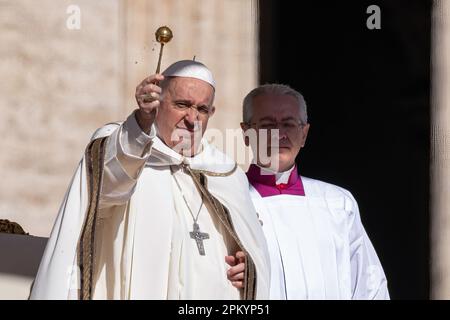 Vatican, Vatican. 09th avril 2023. Le pape François délivre sa bénédiction pendant la messe de Pâques. Les chrétiens du monde entier célèbrent la semaine Sainte, commémorant la crucifixion de Jésus-Christ, menant à sa résurrection à Pâques. Crédit : SOPA Images Limited/Alamy Live News Banque D'Images