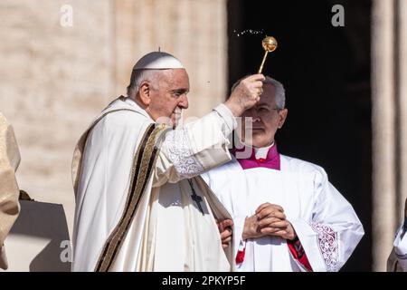 Vatican, Vatican. 09th avril 2023. Le pape François délivre sa bénédiction pendant la messe de Pâques. Les chrétiens du monde entier célèbrent la semaine Sainte, commémorant la crucifixion de Jésus-Christ, menant à sa résurrection à Pâques. Crédit : SOPA Images Limited/Alamy Live News Banque D'Images