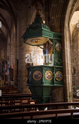 Le Polychrome Pulpit dans l’église St Ronan à Locronan, Bretagne, France Banque D'Images