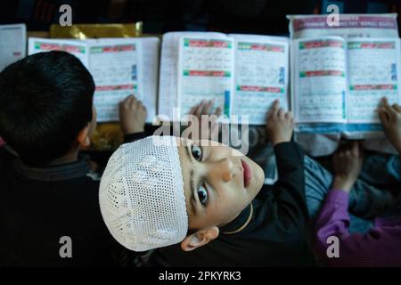 Srinagar, Inde. 09th avril 2023. Un garçon musulman cachemiri regarde tout en lisant le Saint Coran dans une école religieuse locale, ou école religieuse musulmane, pendant le mois Saint du Ramadan. Partout dans le monde, les musulmans marquent le mois du Ramadan, où les observants jeûnent de l'aube au crépuscule. (Photo de Faisal Bashir/SOPA Images/Sipa USA) crédit: SIPA USA/Alay Live News Banque D'Images