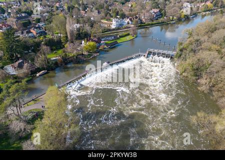 Vue aérienne du déversoir à Ray Mill Island sur la Tamise, Maidenhead, Royaume-Uni. Banque D'Images