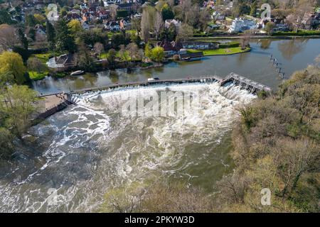 Vue aérienne du déversoir à Ray Mill Island sur la Tamise, Maidenhead, Royaume-Uni. Banque D'Images