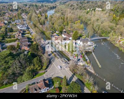 Vue aérienne de l'écluse de Boulters et de la Boathouse au restaurant Boulters Lock sur la Tamise, Maidenhead, Berkshire, Royaume-Uni. Banque D'Images