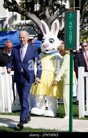Washington DC, États-Unis. 10th avril 2023. Le président des États-Unis Joe Biden et la première dame Jill Biden accueillent le rouleau d'œufs de Pâques, une tradition datant de 1878, sur la pelouse sud de la Maison Blanche à Washington, DC sur 10 avril 2023. Crédit: Yuri Gripas/Pool via CNP /MediaPunch crédit: MediaPunch Inc/Alay Live News Banque D'Images