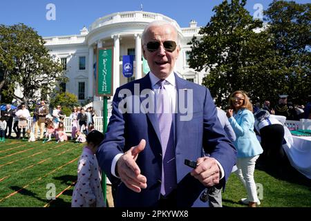 Washington DC, États-Unis. 10th avril 2023. Le président des États-Unis, Joe Biden, accueille les participants au Easter Egg Roll, une tradition datant de 1878, sur la pelouse sud de la Maison Blanche à Washington, DC on 10 avril 2023. Crédit: Yuri Gripas/Pool via CNP /MediaPunch crédit: MediaPunch Inc/Alay Live News Banque D'Images