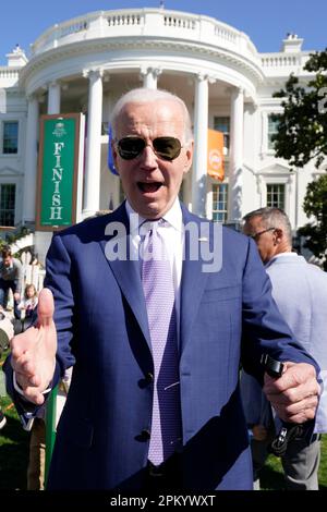 Washington DC, États-Unis. 10th avril 2023. Le président des États-Unis, Joe Biden, accueille les participants au Easter Egg Roll, une tradition datant de 1878, sur la pelouse sud de la Maison Blanche à Washington, DC on 10 avril 2023. Crédit: Yuri Gripas/Pool via CNP /MediaPunch crédit: MediaPunch Inc/Alay Live News Banque D'Images