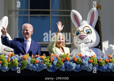 Washington DC, États-Unis. 10th avril 2023. Le président des États-Unis, Joe Biden, et la première dame, Jill Biden, se mettent à la vague devant les invités de la « Easter Egg Roll », une tradition qui remonte à 1878, sur la pelouse sud de la Maison Blanche à Washington, DC, 10 avril 2023. Crédit: Yuri Gripas/Pool via CNP /MediaPunch crédit: MediaPunch Inc/Alay Live News Banque D'Images