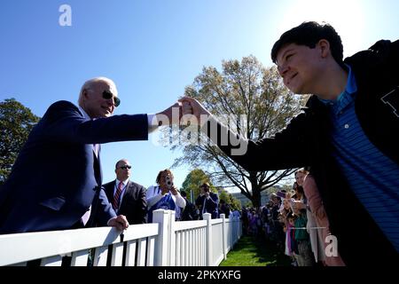 Washington DC, États-Unis. 10th avril 2023. Le président des États-Unis, Joe Biden, accueille les invités au Easter Egg Roll, une tradition datant de 1878, sur la pelouse sud de la Maison Blanche à Washington, DC sur 10 avril 2023. Crédit: Yuri Gripas/Pool via CNP /MediaPunch crédit: MediaPunch Inc/Alay Live News Banque D'Images