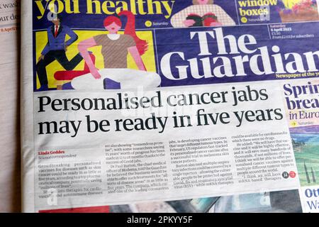 « Des injections personnalisées de cancer seront peut-être prêtes dans cinq ans » le journal Guardian page principale 8 avril 2023 Moderna vaccin Health article Londres UK Banque D'Images
