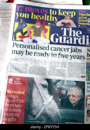 « Des injections personnalisées de cancer seront peut-être prêtes dans cinq ans » le journal Guardian page principale 8 avril 2023 Moderna vaccin Health article Londres UK Banque D'Images