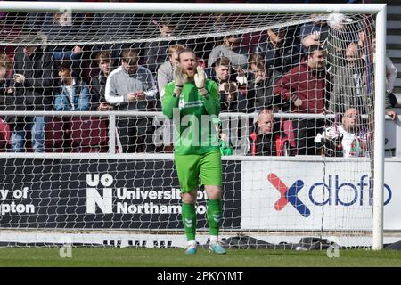 Northampton, Royaume-Uni. 10th avril 2023. Lee Burge, le gardien de la ville de Northampton, lors de la première moitié du match de la Sky Bet League 2 entre Northampton Town et Gillingham au PTS Academy Stadium, Northampton, le lundi 10th avril 2023. (Photo : John Cripps | MI News) Credit : MI News & Sport /Alay Live News Banque D'Images