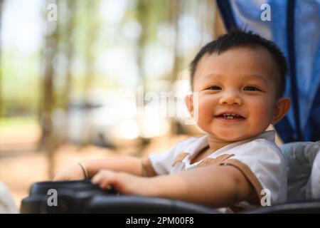 Portrait de bébé de fils mignon Voyage avec la famille le week-end de vacances Banque D'Images