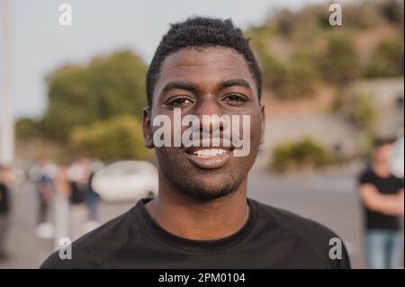 Homme noir souriant prenant le selfie Banque D'Images