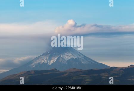 Volcan Cotopaxi activité volcanique avec éruption, nuage de cendres et fumée, parc national de Cotopaxi, Équateur. Banque D'Images