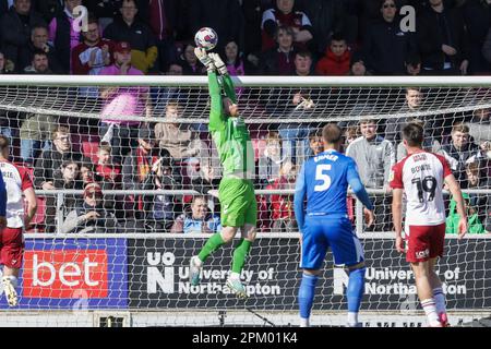 Northampton, Royaume-Uni. 10th avril 2023. Lee Burge, le gardien de la ville de Northampton, lors de la première moitié du match de la Sky Bet League 2 entre Northampton Town et Gillingham au PTS Academy Stadium, Northampton, le lundi 10th avril 2023. (Photo : John Cripps | MI News) Credit : MI News & Sport /Alay Live News Banque D'Images