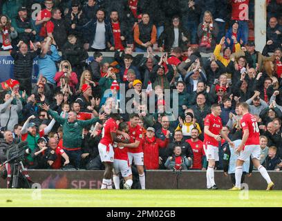 Champ de courses, Wrexham, Royaume-Uni. 10th avril 2023. National League football, Wrexham versus Notts County ; les joueurs et les supporters de Wrexham célèbrent sous la pluie après avoir marqué leur troisième but dans les 78th minutes notées par Elliot Lee de Wrexham AFC (38) Credit: Action plus Sports/Alay Live News Banque D'Images