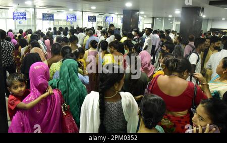 Guwahati, Guwahati, Inde. 10th avril 2023. Les gens font la queue pour enregistrer leurs noms à l'hôpital pour montrer aux médecins pour différentes maladies dans le cadre de COVID-19 cas est en augmentation en Inde à l'hôpital Gauhati Medical College (GMCH) à Guwahati Assam Inde le lundi 10th avril 2023. (Credit image: © Dasarath Deka/ZUMA Press Wire) USAGE ÉDITORIAL SEULEMENT! Non destiné À un usage commercial ! Banque D'Images