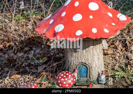 Réplique d'une maison d'orf en bois au milieu de la forêt hollandaise, en forme de champignon avec deux gobelins à la porte, végétation sauvage en arrière-plan flou. Entrée à a Banque D'Images