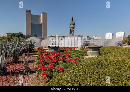 Guadalajara, Jalisco Mexique. 8 janvier 2023, Glorieta Minerva décorée de fleurs de poinsettia et de plantes d'agave, statue de la déesse romaine sur la fontaine ag Banque D'Images