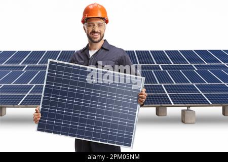 Travailleur dans un uniforme tenant un panneau solaire à un champ solaire isolé sur fond blanc Banque D'Images