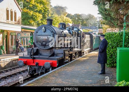 BR '7F' 2-8-0 No. 53808 arrive à la gare d'Alresford sur le Mid-Hants Railway, Hampshire, Royaume-Uni Banque D'Images