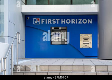 Un guichet automatique First Horizon Bank dans l'une de ses succursales à Miami, FL, États-Unis. Banque D'Images