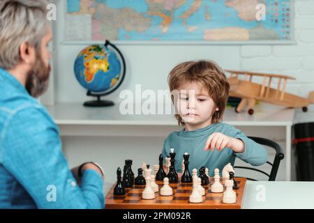 École d'échecs pour enfants. Enfant d'âge préscolaire ou scolaire, garçon jouant aux échecs à la maison. Jeux et activités pour les enfants. Concept de famille. Banque D'Images