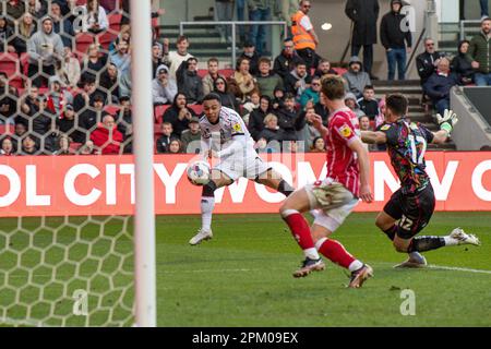 Cameron Archer #10 des scores Middlesbrough mais est exclu pour le off-side pendant le match de championnat de Sky Bet Bristol City vs Middlesbrough à Ashton Gate, Bristol, Royaume-Uni, 10th avril 2023 (photo par Craig Thomas/News Images) dans, le 4/10/2023. (Photo de Craig Thomas/News Images/Sipa USA) crédit: SIPA USA/Alay Live News Banque D'Images