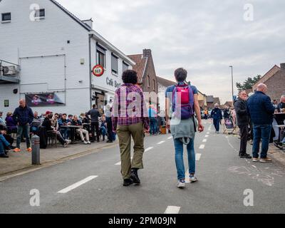 Kessenich, pays-Bas. 08th avril 2023. Deux participants sont vus marcher au milieu de la rue entourée par des gens qui les applaudissent. Le Sittard Kennedy-Mars est la plus ancienne et l'une des plus grandes marches Kennedy des pays-Bas. Ces marches ont une distance de 50 miles (80 km) et portent le nom de l'ancien président américain John F. Kennedy, qui a souvent parlé de l'importance de la forme physique. Environ 2 044 participants ont parcouru la route qui a traversé les pays-Bas et le Limbourg belge. Crédit : SOPA Images Limited/Alamy Live News Banque D'Images