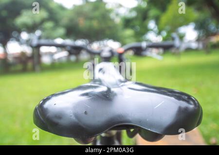 Bande d'un vélo au premier plan et vélo flou devant dans un carré, concept de cyclisme. Banque D'Images