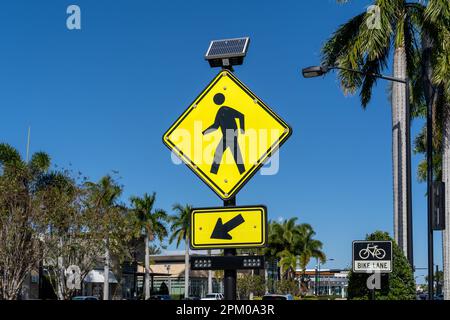 Sarasota, Floride, États-Unis - 11 janvier 2022 : un panneau de passage pour piétons est montré. Banque D'Images