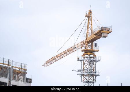 grue géante dans une construction en cours en fin d'après-midi Banque D'Images