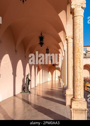 Sarasota, Floride, États-Unis - 11 janvier 2022 : le Ringling Museum of Art Courtyard à Sarasota, Floride, États-Unis. Banque D'Images